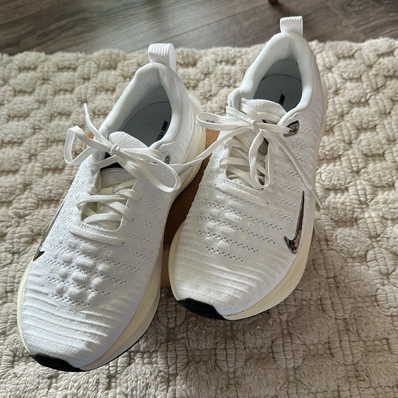 Women’s Nike InfinityRN 4 | White and Silver | Size 9 - Picture 2 of 4